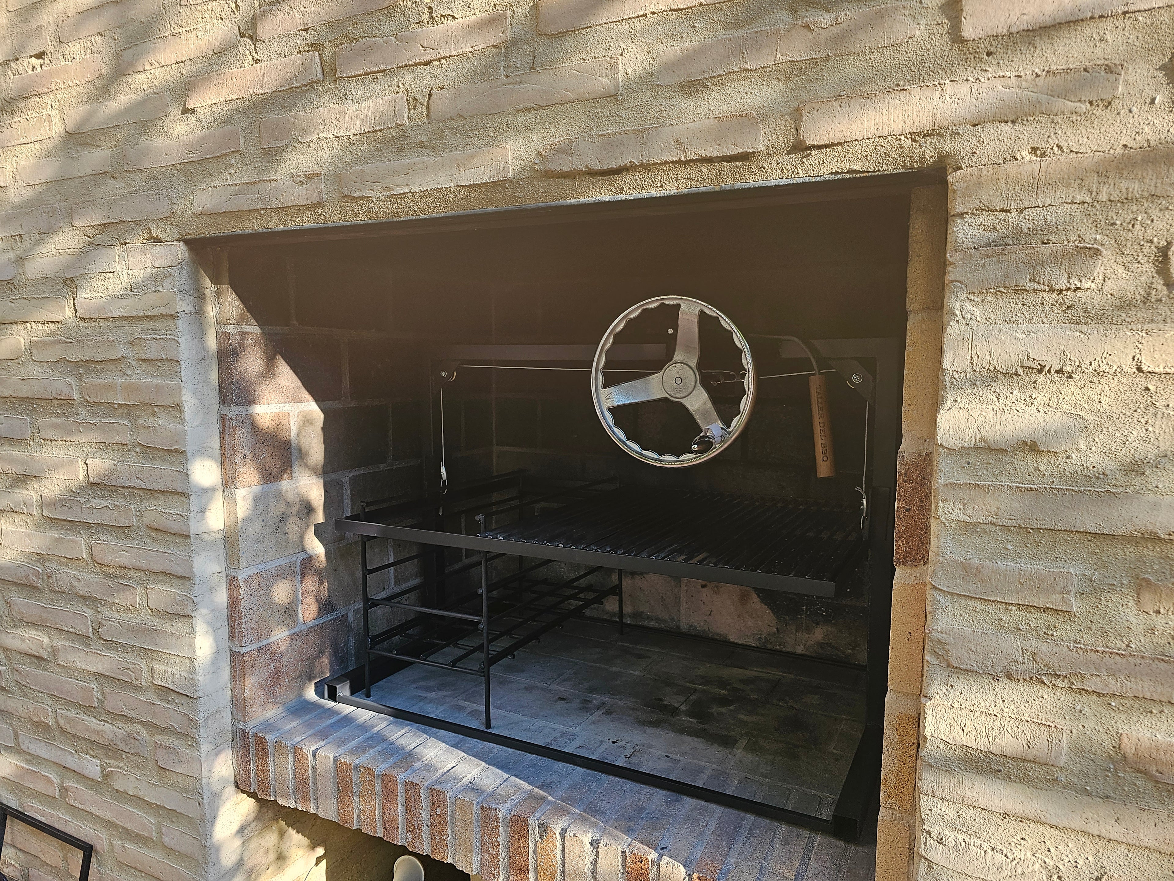 Parrilla Argentina Grill Modular Sistema Elevable Frontal |Tamaño S |70 × 50 × 60 cm #TallerDelBBQ | Estilo Santa María acero reforzado | Frontal, Más Espacio