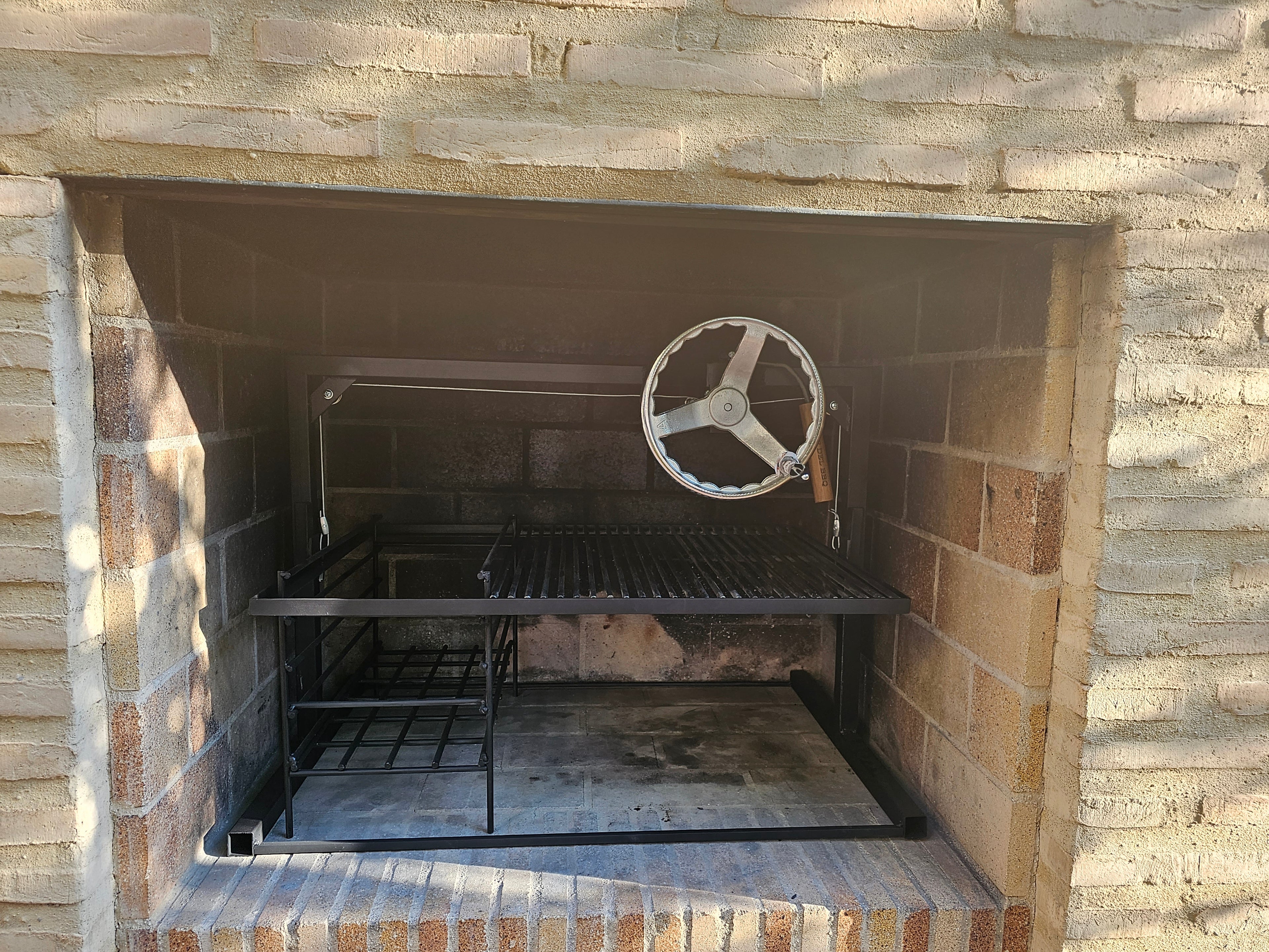 Parrilla Argentina Grill Modular Sistema Elevable Frontal |Tamaño S |70 × 50 × 60 cm #TallerDelBBQ | Estilo Santa María acero reforzado | Frontal, Más Espacio