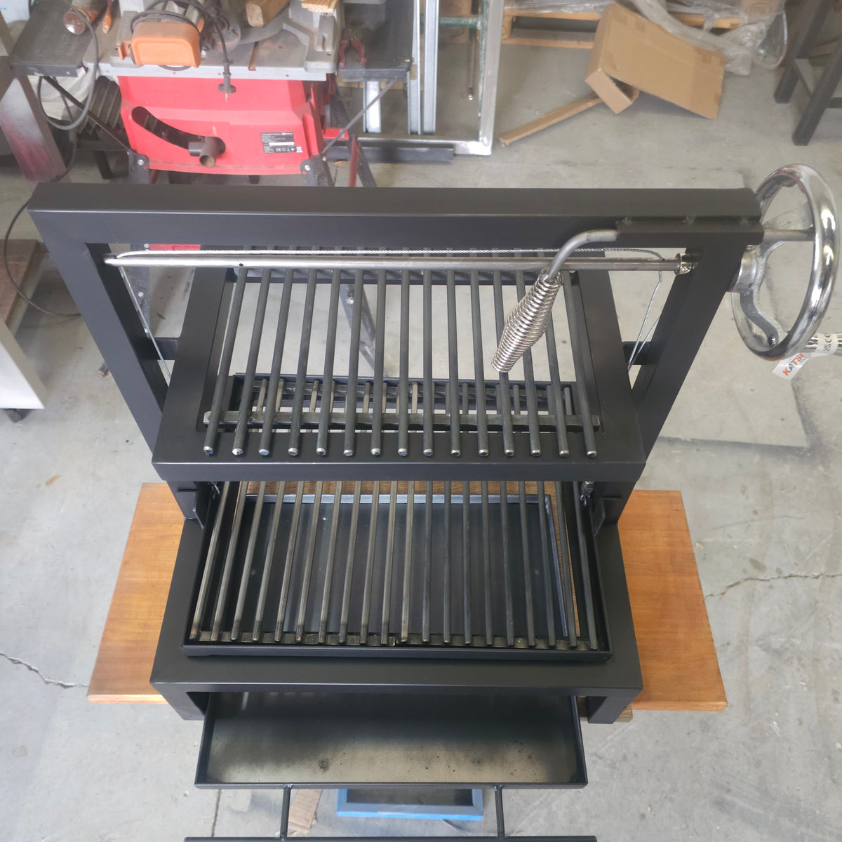 Parrilla Argentina MasterGrill 400  Pro | Bandeja Recoge-Cenizas y Zona de Atemperado #TallerDelBBQ | Sistema Elevable | Leña o Carbón