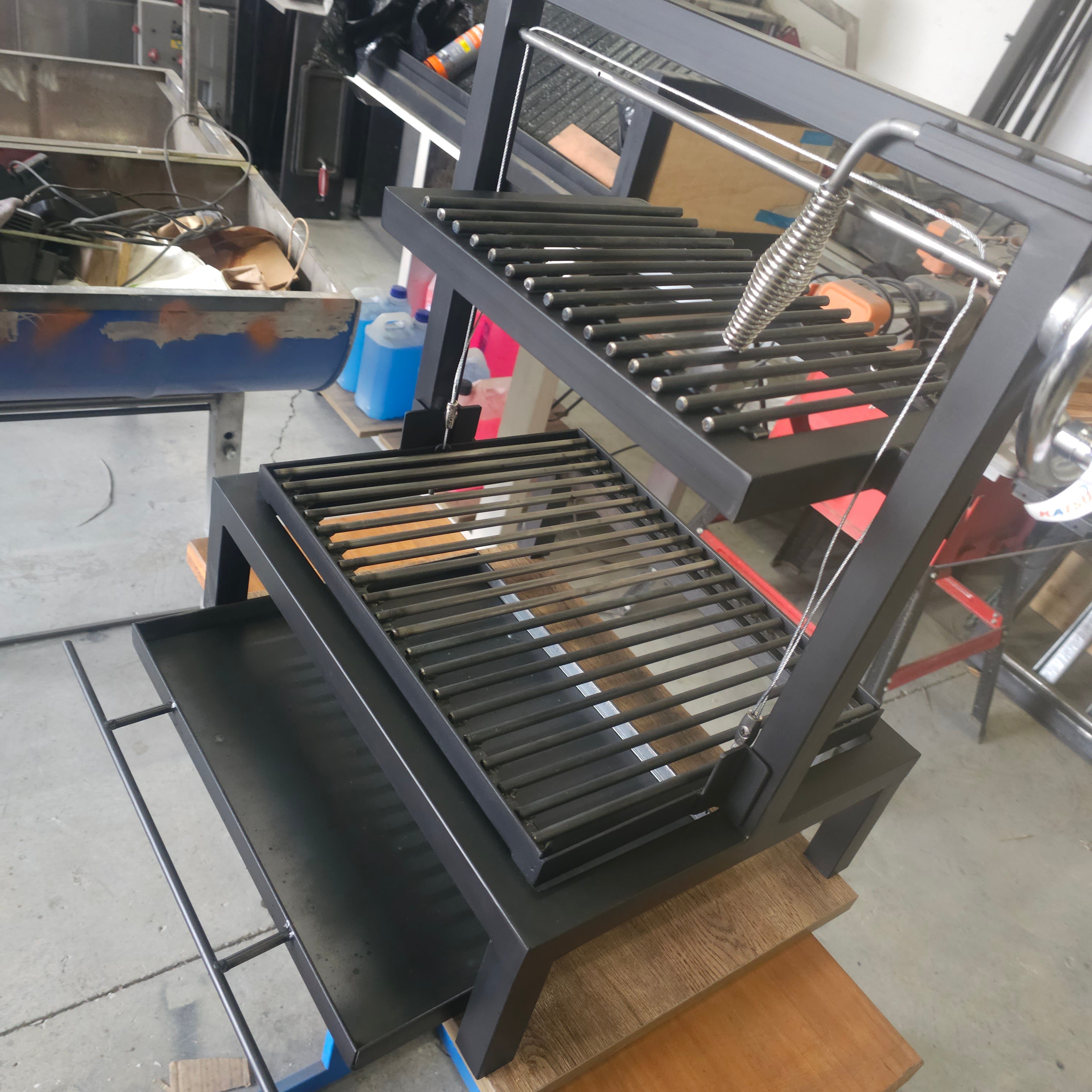 Parrilla Argentina MasterGrill 400  Pro | Bandeja Recoge-Cenizas y Zona de Atemperado #TallerDelBBQ | Sistema Elevable | Leña o Carbón