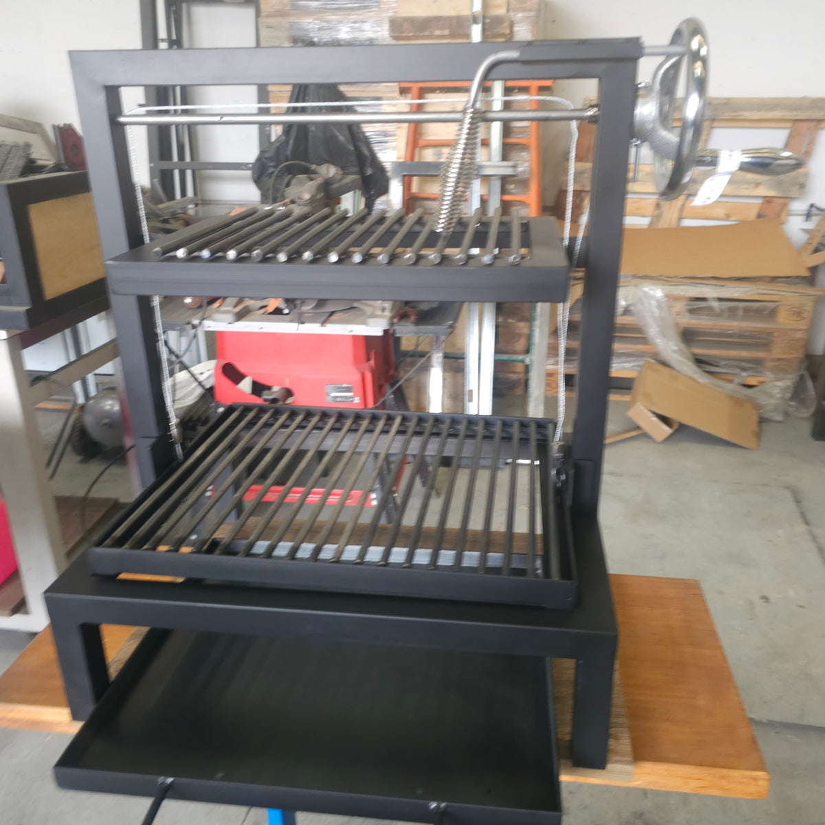 Parrilla Argentina MasterGrill 400  Pro | Bandeja Recoge-Cenizas y Zona de Atemperado #TallerDelBBQ | Sistema Elevable | Leña o Carbón