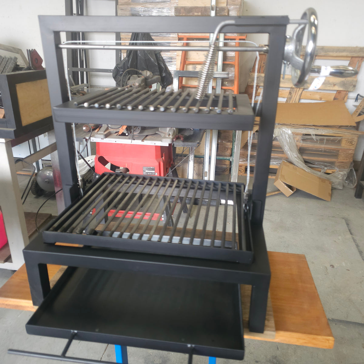 Parrilla Argentina MasterGrill 400  Pro | Bandeja Recoge-Cenizas y Zona de Atemperado #TallerDelBBQ | Sistema Elevable | Leña o Carbón