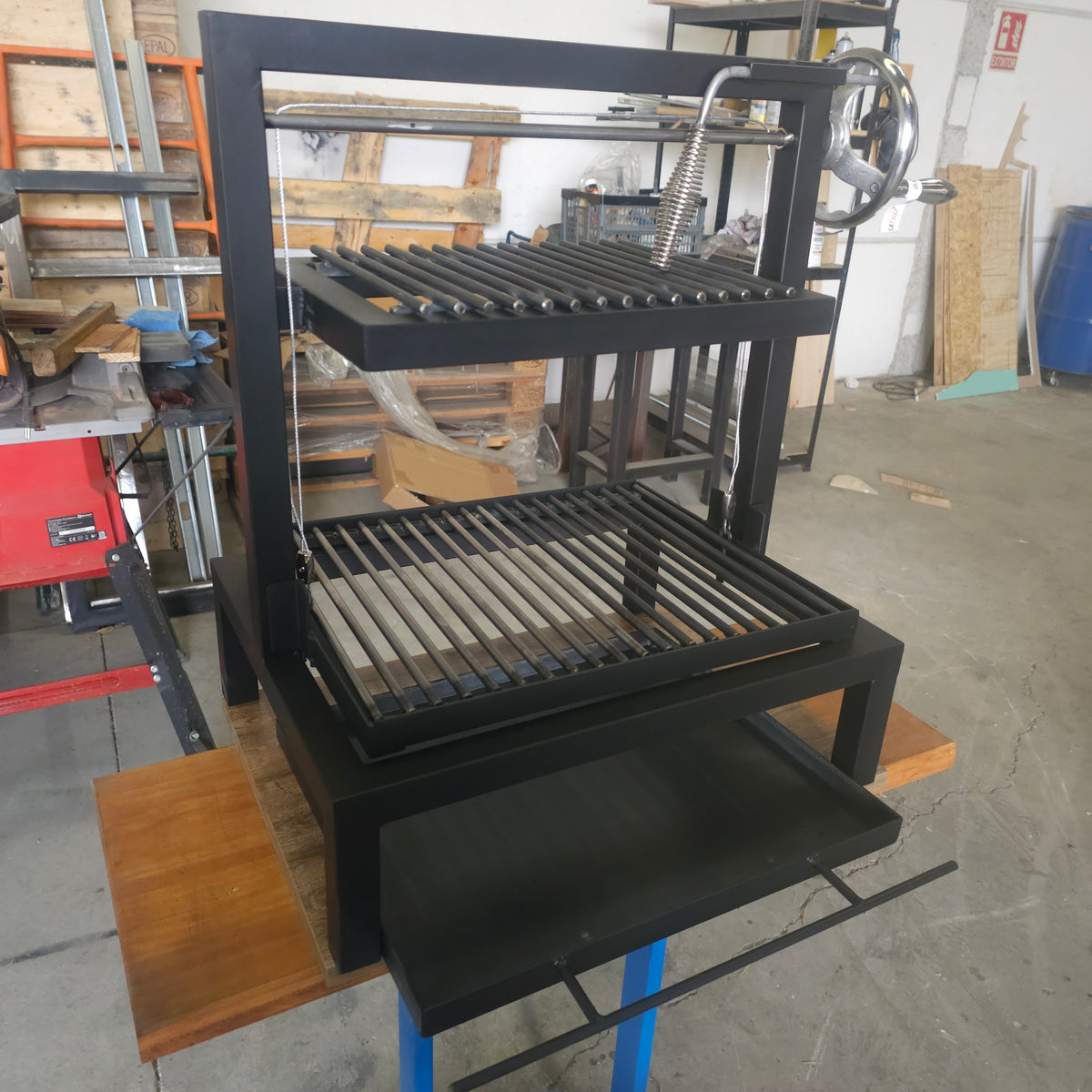 Parrilla Argentina MasterGrill 400  Pro | Bandeja Recoge-Cenizas y Zona de Atemperado #TallerDelBBQ | Sistema Elevable | Leña o Carbón