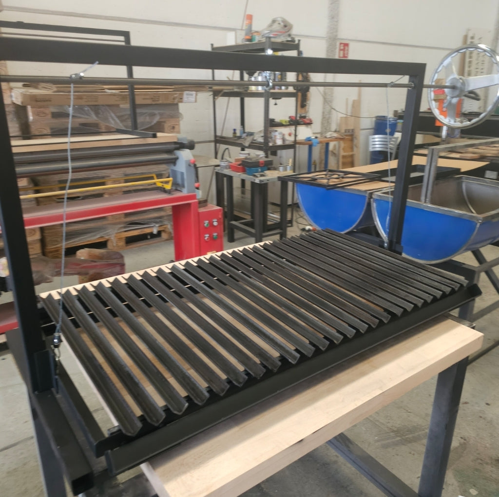 Parrilla Argentina Grill en V Modular #TallerDelBBQ | Sistema Elevable | Para Leña o Carbón | Estilo Santa María | Desmontable | La Gaucha