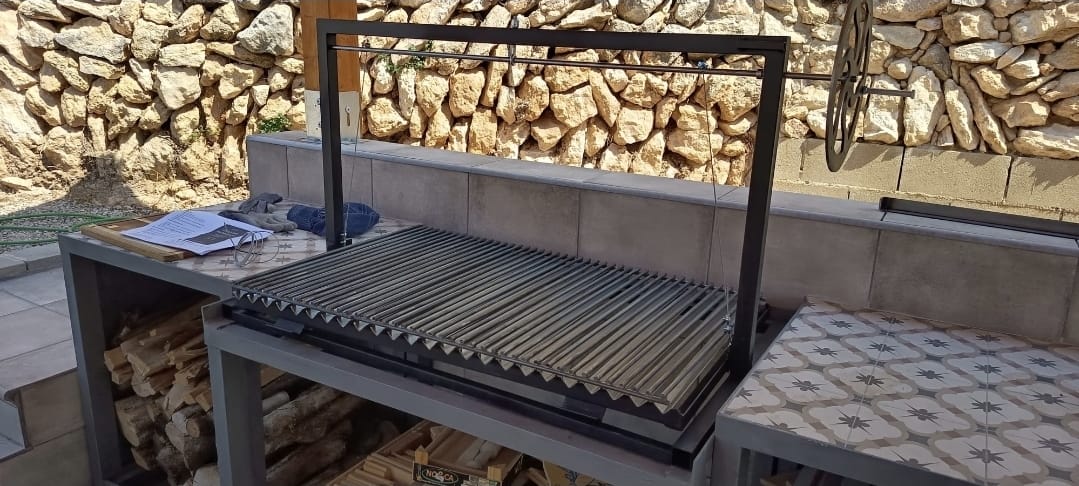 Parrilla Argentina Grill en V Modular #TallerDelBBQ | Sistema Elevable | Para Leña o Carbón | Estilo Santa María | Desmontable  | La Gaucha