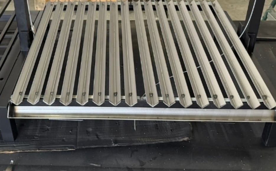 La Pampa V es una parrilla argentina modular profesional para cocinar con carbón o leña, disponible en 6 tamaños desde 50 hasta 100 cm. Está fabricada artesanalmente en España con estructura de acero reforzado, parrillas desmontables en canal V y recolector de grasas removible, ofreciendo una cocción práctica, limpia y eficiente.

Su diseño modular permite elegir el tamaño que mejor se adapte a terrazas, barbacoas de obra, cocinas exteriores, jardines, catering, restaurantes y proyectos profesionales de BBQ