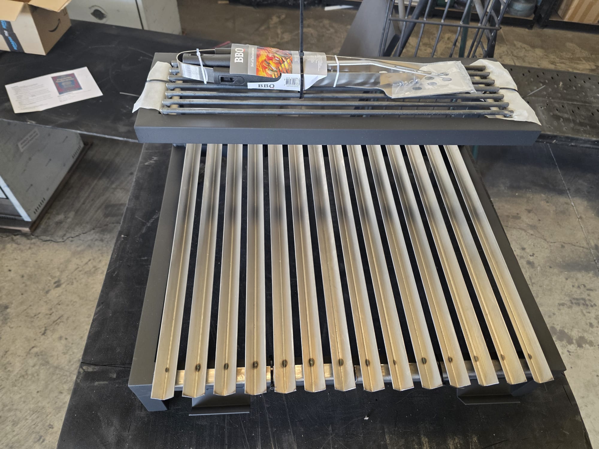 La Pampa V es una parrilla argentina modular profesional para cocinar con carbón o leña, disponible en 6 tamaños desde 50 hasta 100 cm. Está fabricada artesanalmente en España con estructura de acero reforzado, parrillas desmontables en canal V y recolector de grasas removible, ofreciendo una cocción práctica, limpia y eficiente.

Su diseño modular permite elegir el tamaño que mejor se adapte a terrazas, barbacoas de obra, cocinas exteriores, jardines, catering, restaurantes y proyectos profesionales de BBQ
