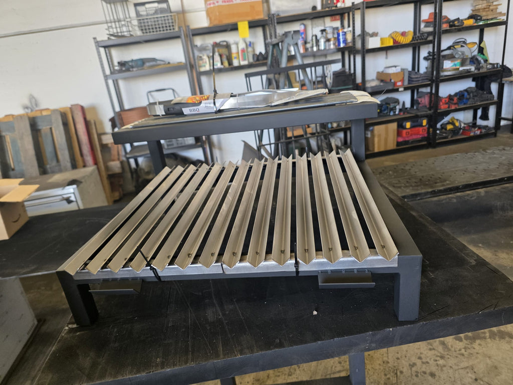 La Pampa V es una parrilla argentina modular profesional para cocinar con carbón o leña, disponible en 6 tamaños desde 50 hasta 100 cm. Está fabricada artesanalmente en España con estructura de acero reforzado, parrillas desmontables en canal V y recolector de grasas removible, ofreciendo una cocción práctica, limpia y eficiente.

Su diseño modular permite elegir el tamaño que mejor se adapte a terrazas, barbacoas de obra, cocinas exteriores, jardines, catering, restaurantes y proyectos profesionales de BBQ