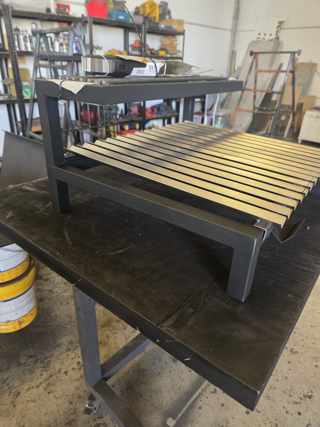 La Pampa V es una parrilla argentina modular profesional para cocinar con carbón o leña, disponible en 6 tamaños desde 50 hasta 100 cm. Está fabricada artesanalmente en España con estructura de acero reforzado, parrillas desmontables en canal V y recolector de grasas removible, ofreciendo una cocción práctica, limpia y eficiente.

Su diseño modular permite elegir el tamaño que mejor se adapte a terrazas, barbacoas de obra, cocinas exteriores, jardines, catering, restaurantes y proyectos profesionales de BBQ