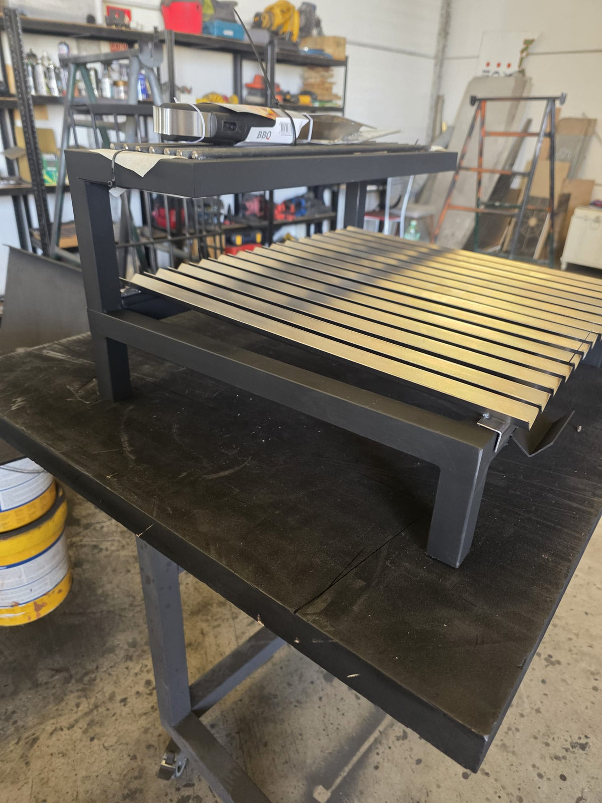 La Pampa V es una parrilla argentina modular profesional para cocinar con carbón o leña, disponible en 6 tamaños desde 50 hasta 100 cm. Está fabricada artesanalmente en España con estructura de acero reforzado, parrillas desmontables en canal V y recolector de grasas removible, ofreciendo una cocción práctica, limpia y eficiente.

Su diseño modular permite elegir el tamaño que mejor se adapte a terrazas, barbacoas de obra, cocinas exteriores, jardines, catering, restaurantes y proyectos profesionales de BBQ