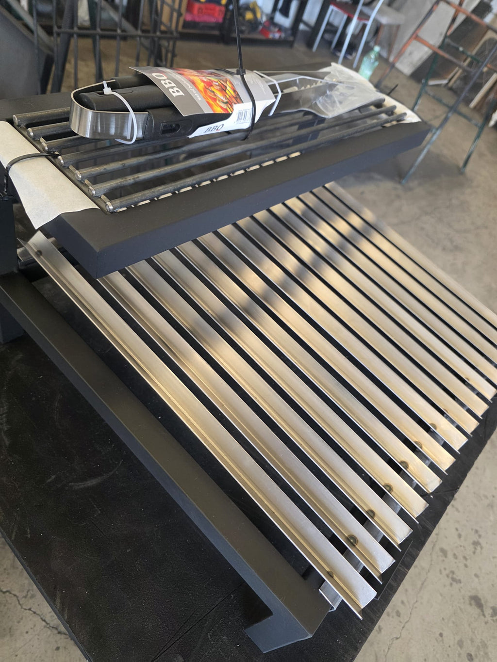 La Pampa V es una parrilla argentina modular profesional para cocinar con carbón o leña, disponible en 6 tamaños desde 50 hasta 100 cm. Está fabricada artesanalmente en España con estructura de acero reforzado, parrillas desmontables en canal V y recolector de grasas removible, ofreciendo una cocción práctica, limpia y eficiente.

Su diseño modular permite elegir el tamaño que mejor se adapte a terrazas, barbacoas de obra, cocinas exteriores, jardines, catering, restaurantes y proyectos profesionales de BBQ