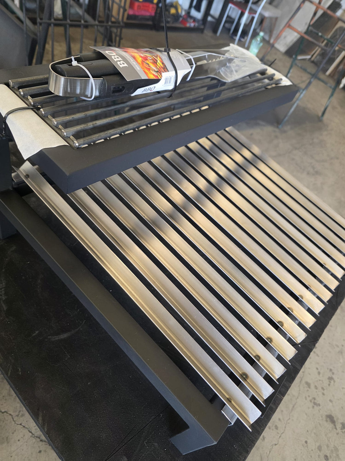 La Pampa V es una parrilla argentina modular profesional para cocinar con carbón o leña, disponible en 6 tamaños desde 50 hasta 100 cm. Está fabricada artesanalmente en España con estructura de acero reforzado, parrillas desmontables en canal V y recolector de grasas removible, ofreciendo una cocción práctica, limpia y eficiente.

Su diseño modular permite elegir el tamaño que mejor se adapte a terrazas, barbacoas de obra, cocinas exteriores, jardines, catering, restaurantes y proyectos profesionales de BBQ