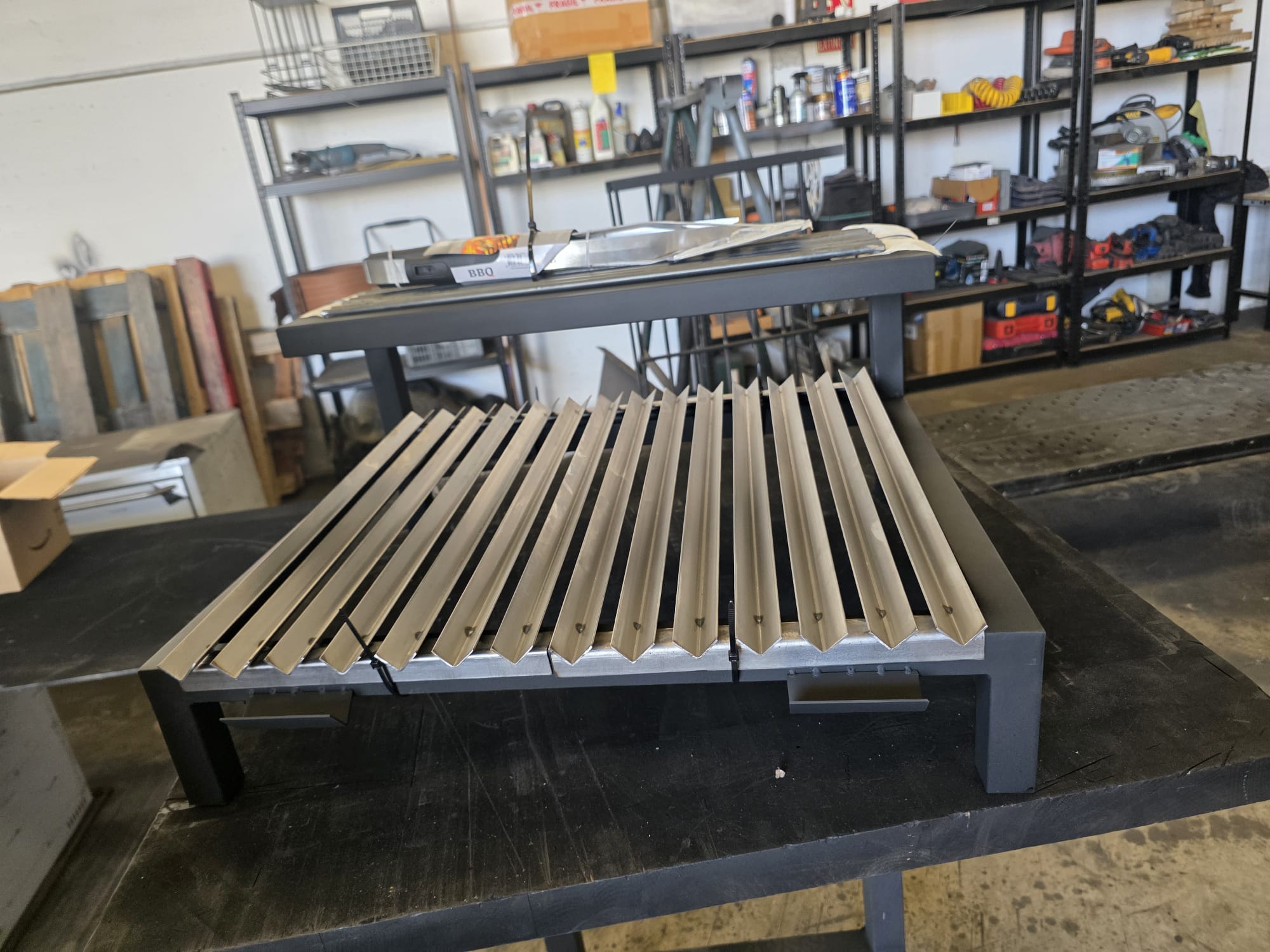 La Pampa V es una parrilla argentina modular profesional para cocinar con carbón o leña, disponible en 6 tamaños desde 50 hasta 100 cm. Está fabricada artesanalmente en España con estructura de acero reforzado, parrillas desmontables en canal V y recolector de grasas removible, ofreciendo una cocción práctica, limpia y eficiente.

Su diseño modular permite elegir el tamaño que mejor se adapte a terrazas, barbacoas de obra, cocinas exteriores, jardines, catering, restaurantes y proyectos profesionales de BBQ