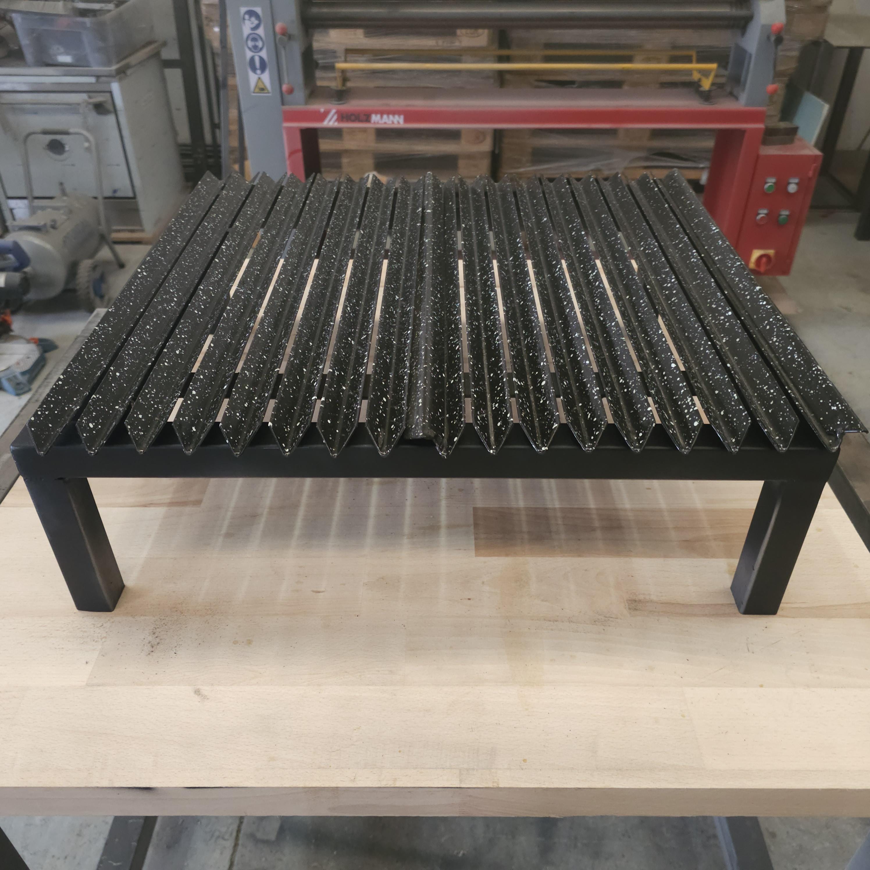 La Pampa V es una parrilla argentina modular profesional para cocinar con carbón o leña, disponible en 6 tamaños desde 50 hasta 100 cm. Está fabricada artesanalmente en España con estructura de acero reforzado, parrillas desmontables en canal V y recolector de grasas removible, ofreciendo una cocción práctica, limpia y eficiente.

Su diseño modular permite elegir el tamaño que mejor se adapte a terrazas, barbacoas de obra, cocinas exteriores, jardines, catering, restaurantes y proyectos profesionales de BBQ