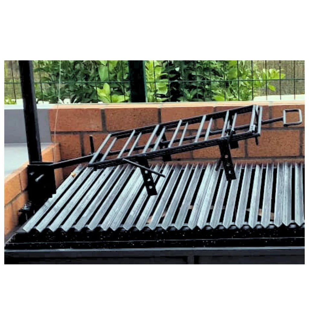 Cruz de asado ajustable artesanal para cordero, lechón, cochinillo y costillar. Asador argentino de acero reforzado, disponible en 3 tamaños y fabricado artesanalmente en España. Adjustable Argentine asado cross for lamb, suckling pig and ribs, made from reinforced steel and available in 3 sizes. Croix d’asado réglable pour agneau, cochon de lait et travers, en acier renforcé et disponible en 3 dimensions. Cruz de assado ajustável para cordeiro, leitão e costelas, fabricada em aço reforçado e disponível em 