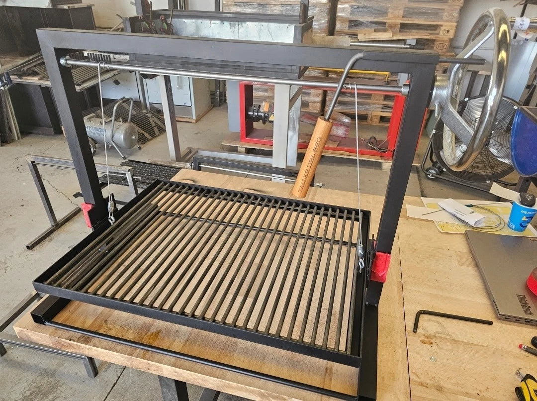 Parrilla Argentina Grill #TallerDelBBQ | Estilo Santa María Acero  | Sistema Elevable | Para Leña o Carbón | Modelo La Reja | Parrilla Fija